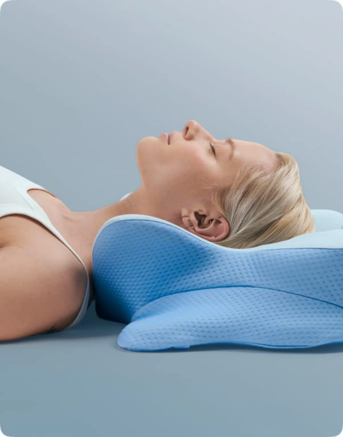 Woman sleeping on her back on the Derila Ergo pillow with neutral neck position